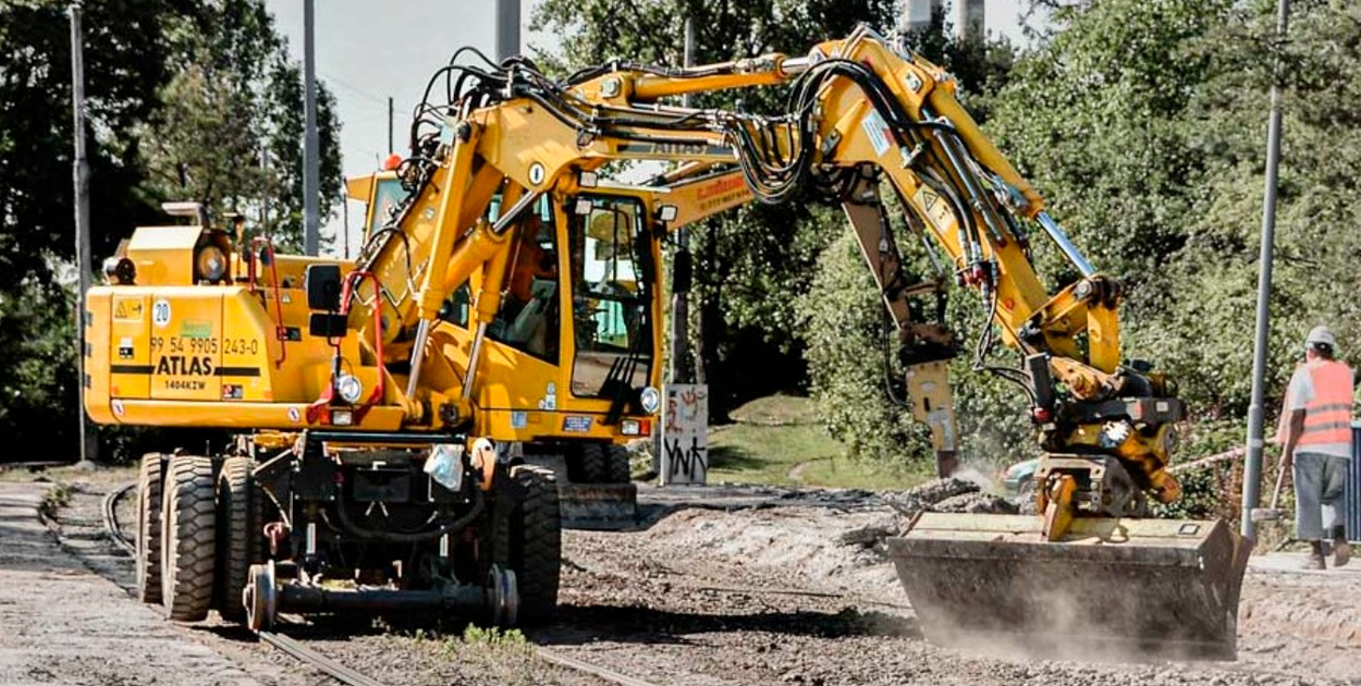 Modernizacja kolei bez kompromisów: koparka dwudrogowa ATLAS kontra wyzwania