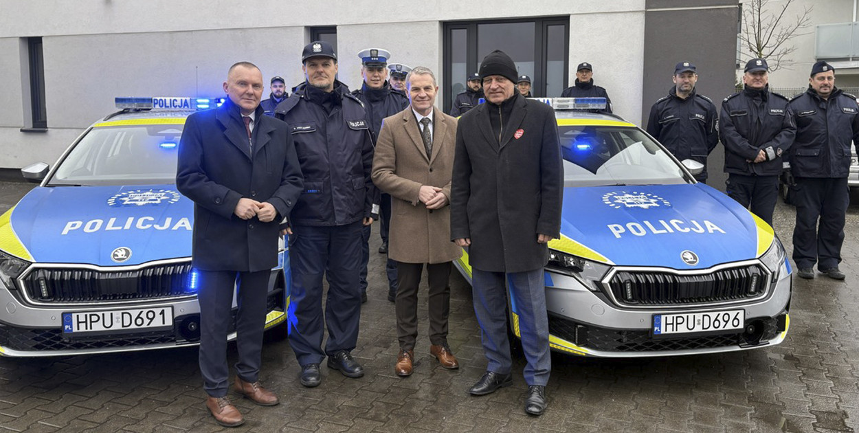Dwa nowe radiowozy w kościańskiej policji [ZDJĘCIA]
