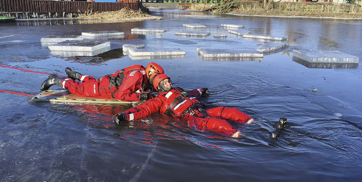 Trenowali ratownictwo na wodzie skutej lodem [ZDJĘCIA]