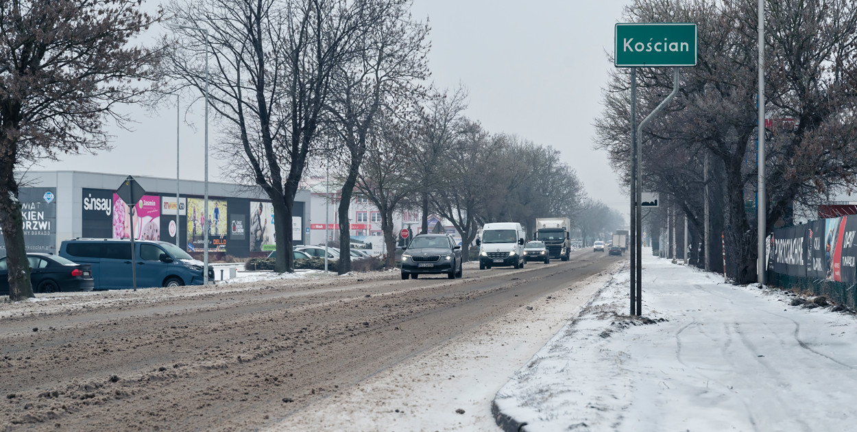 Ślisko w Kościanie. Utrudnienia na drogach, chodnikach i kolei [ZDJĘCIA]