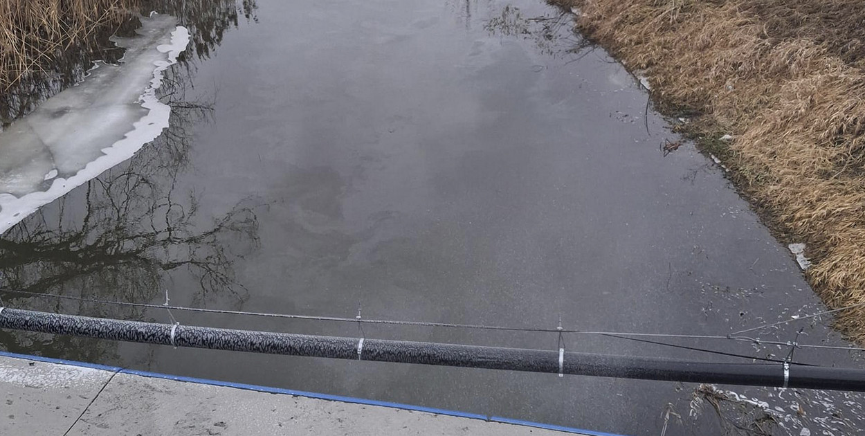 Nieznana substancja na kanale Obry w Kiełczewie