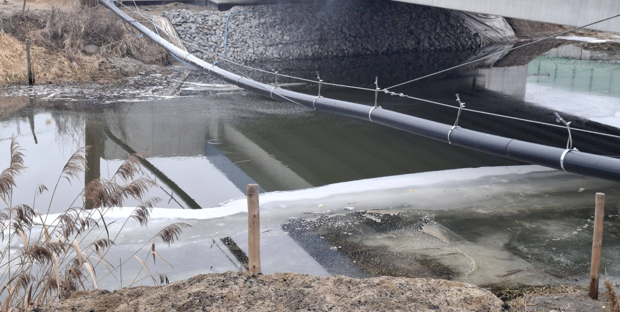 Nieznana substancja na kanale Obry w Kiełczewie