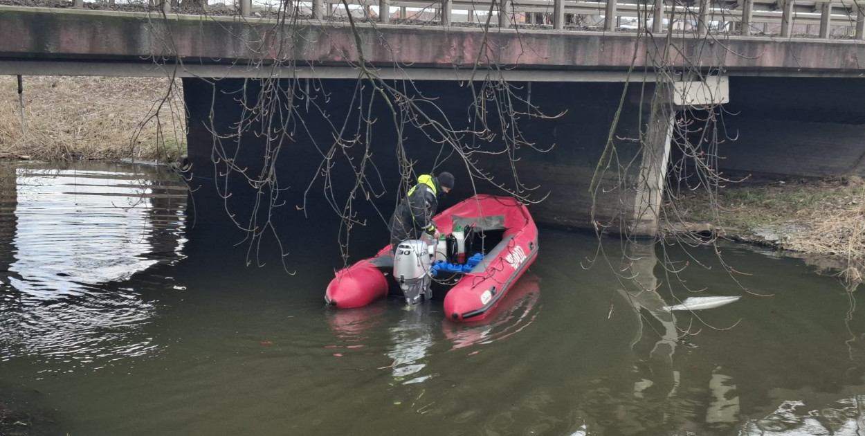 Ponownie oleista ciecz na kanale Obry [ZDJĘCIA]