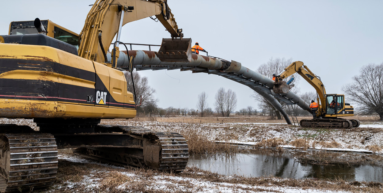 Zniknął łuk z rur nad kanałem Obry na wysokości Kurzej Góry [ZDJĘCIA]