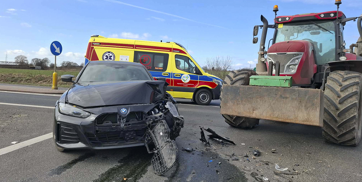 Kolejne zderzenie na wyjeździe z Kościana… Tym razem ciągnik z osobówką [ZDJĘCIA]