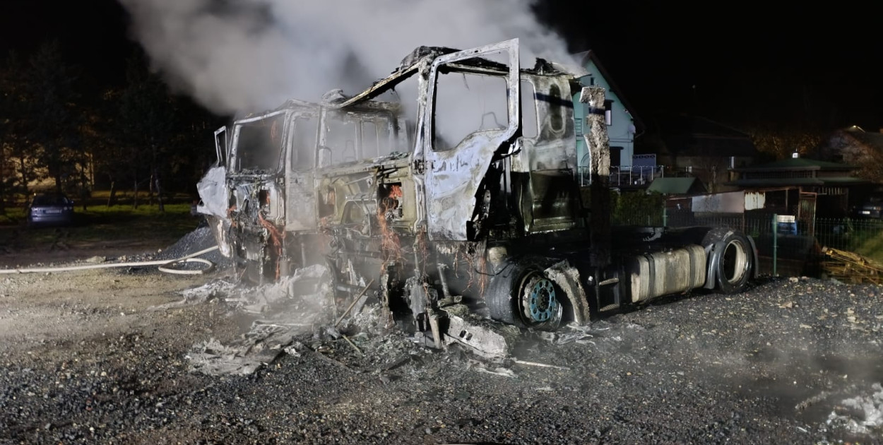 Spłonęły dwie ciężarówki w Nietążkowie [ZDJĘCIA]