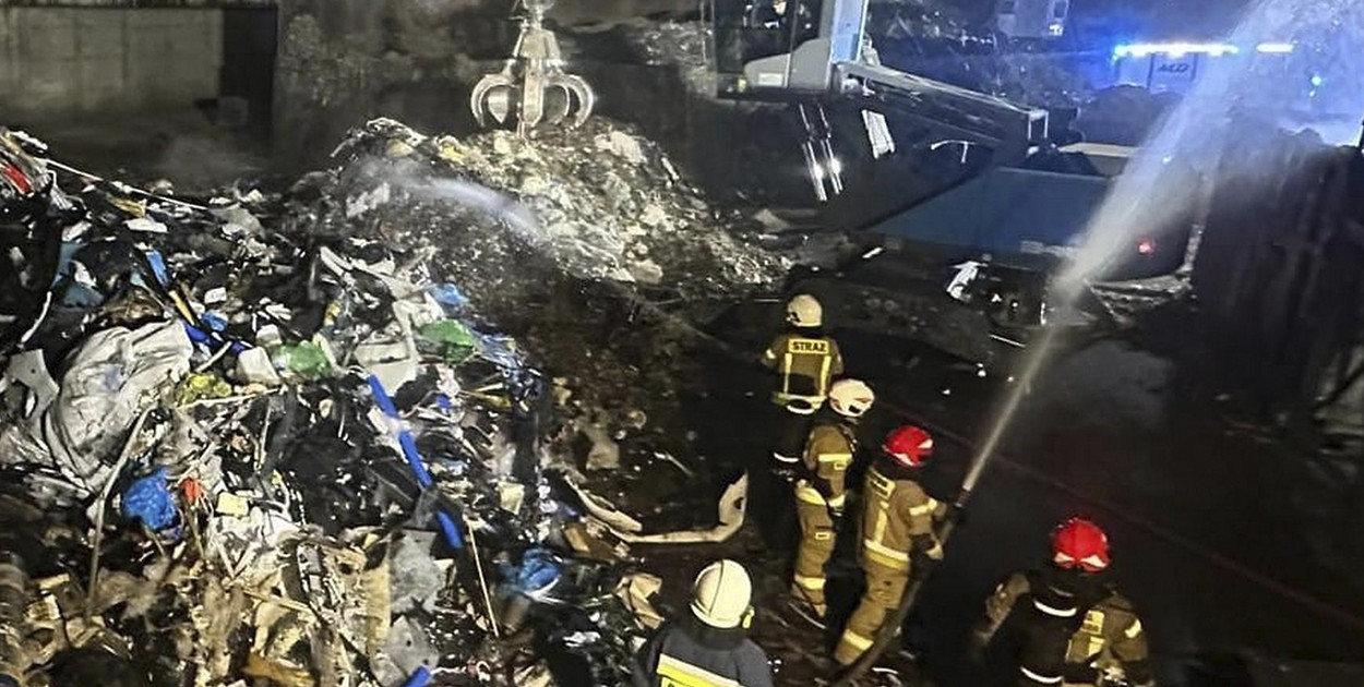Nocny pożar w zakładzie recyklingu w Przysiece Polskiej