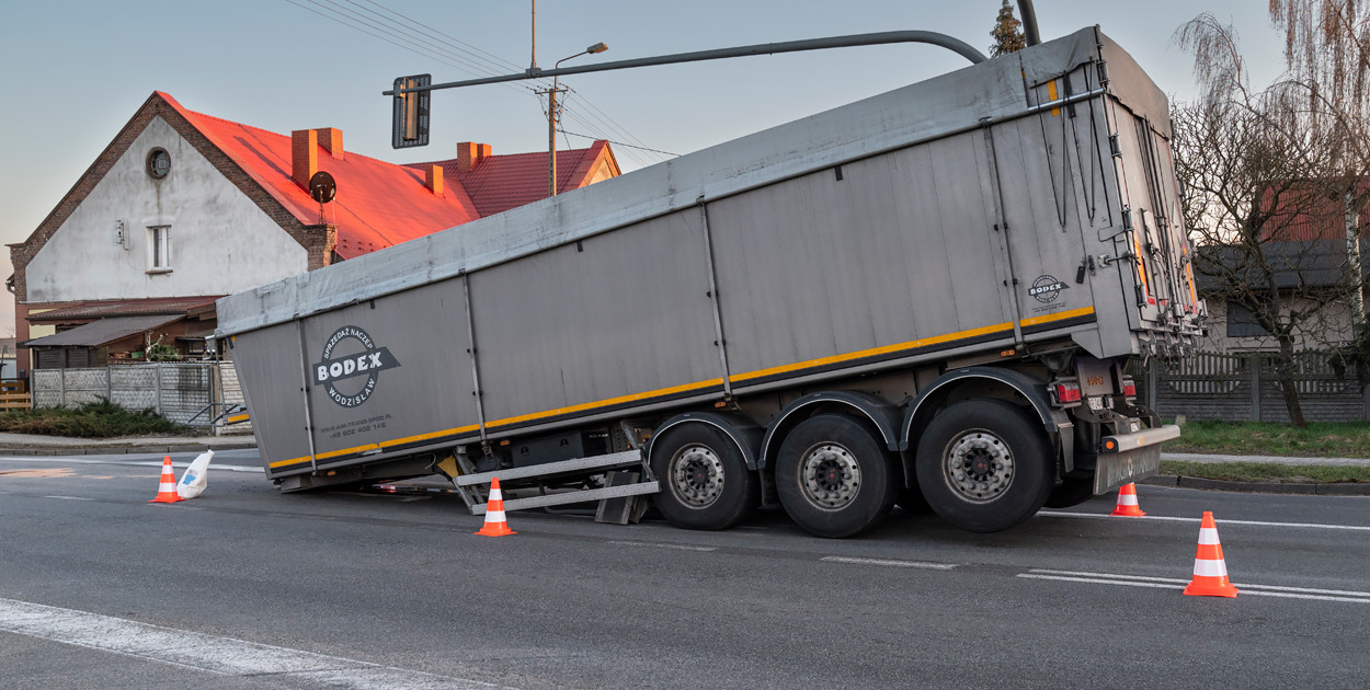 Odczepiła się naczepa na skrzyżowaniu w Racocie [ZDJĘCIA]