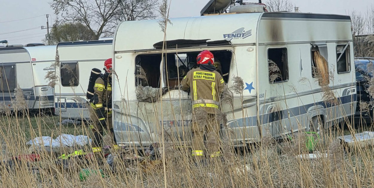 Pożar przyczepy kempingowej. W środku znajdował się pies [ZDJĘCIA]
