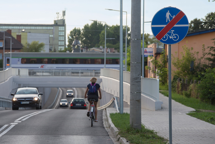 Ruch rowerowy pod wiaduktem na ulicy Młyńskiej.