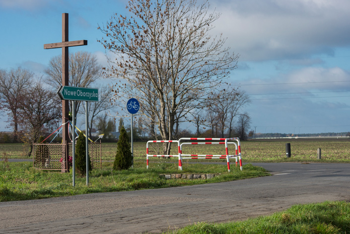 Krzyż przy drodze na Nowe Oborzyska.